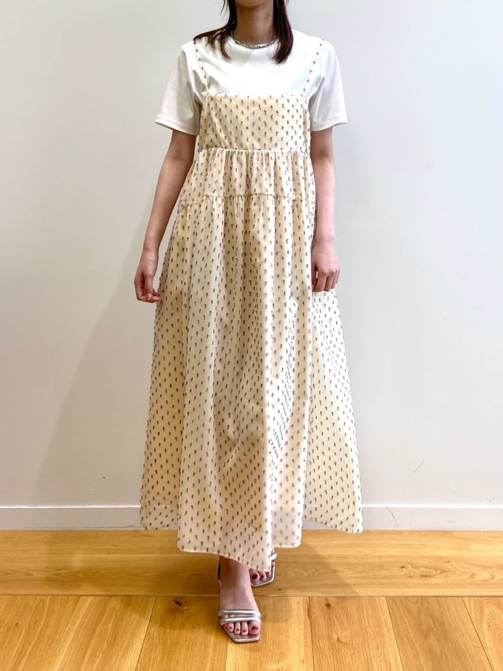 ホワイト系のワンピース、ホワイト系のTシャツ/カットソー、シルバー系のサンダルを着用したレディースの春コーディネートの7枚目の写真