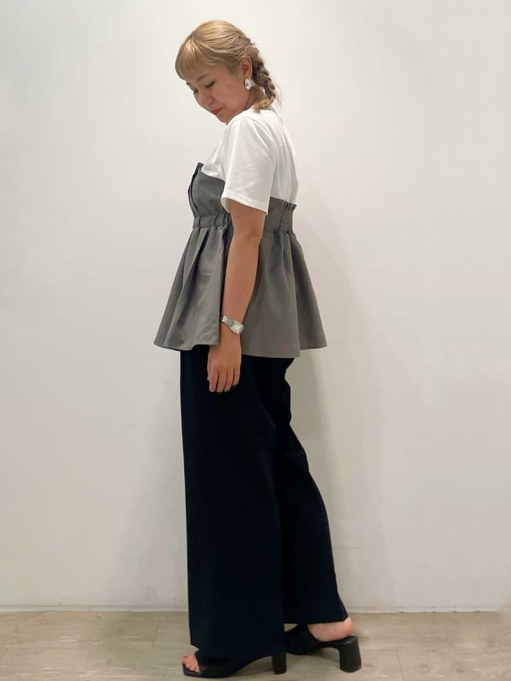 グレー系のTシャツ/カットソー、ブルー系のその他パンツ、ブラック系のサンダルを着用したレディースの夏コーディネートの3枚目の写真