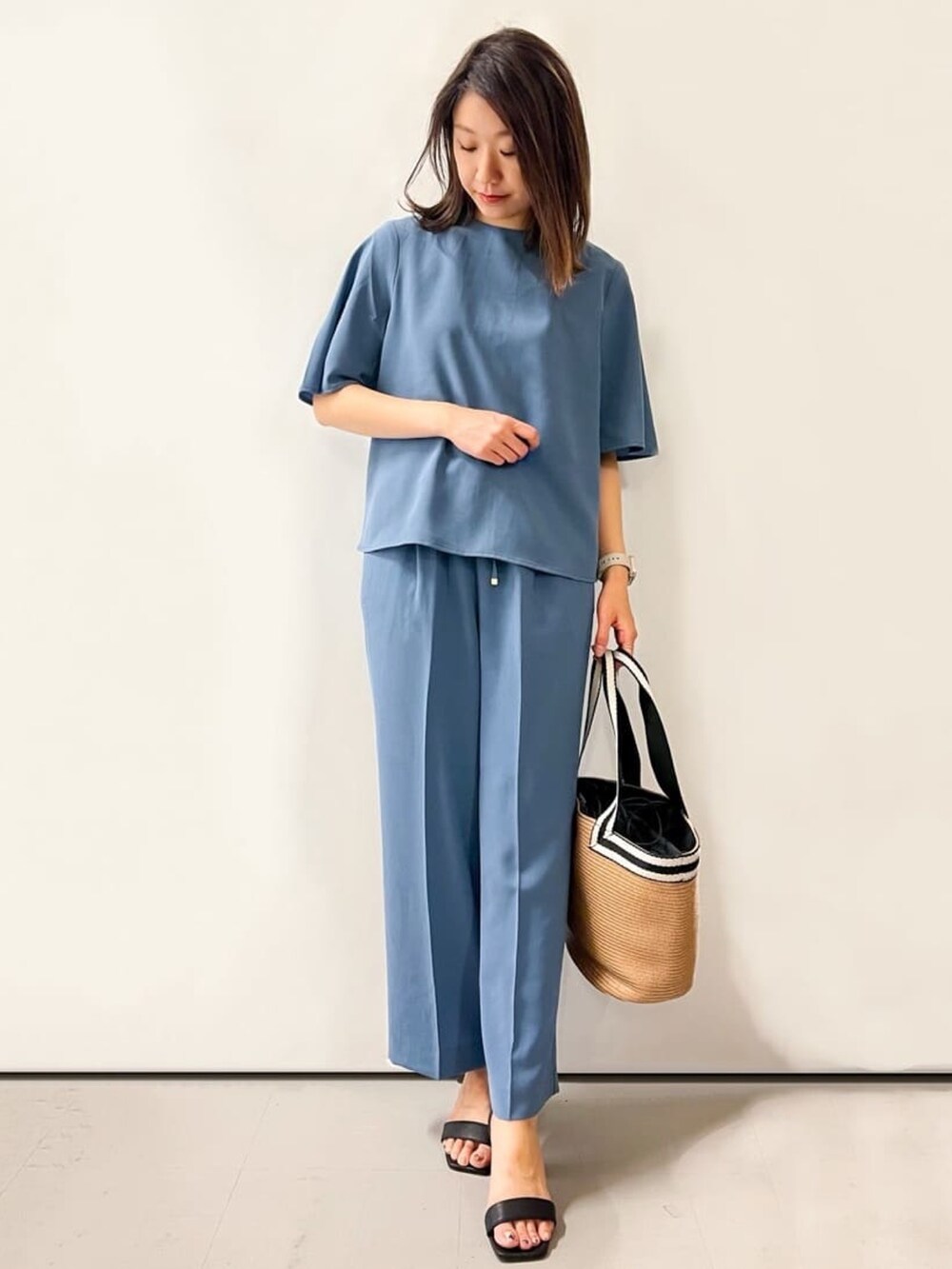 ブルー系のシャツ/ブラウス、ブルー系のその他パンツ、ベージュ系のトートバッグを着用したレディースの夏コーディネートの2枚目の写真