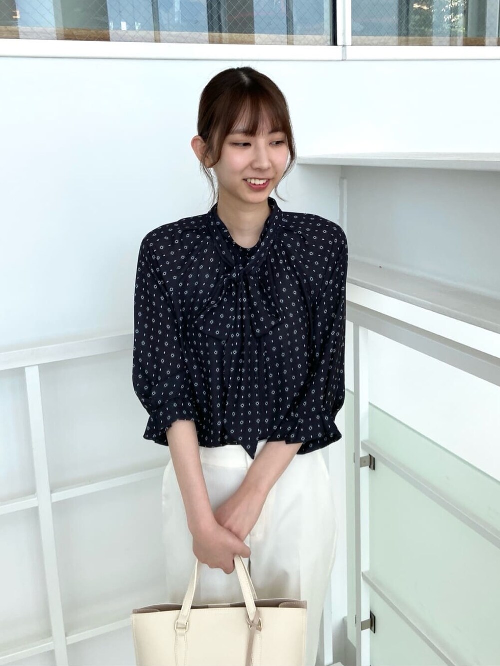 ブラック系のシャツ/ブラウス、シルバー系のパンプス、ホワイト系のその他パンツを着用したレディースの夏コーディネートの5枚目の写真