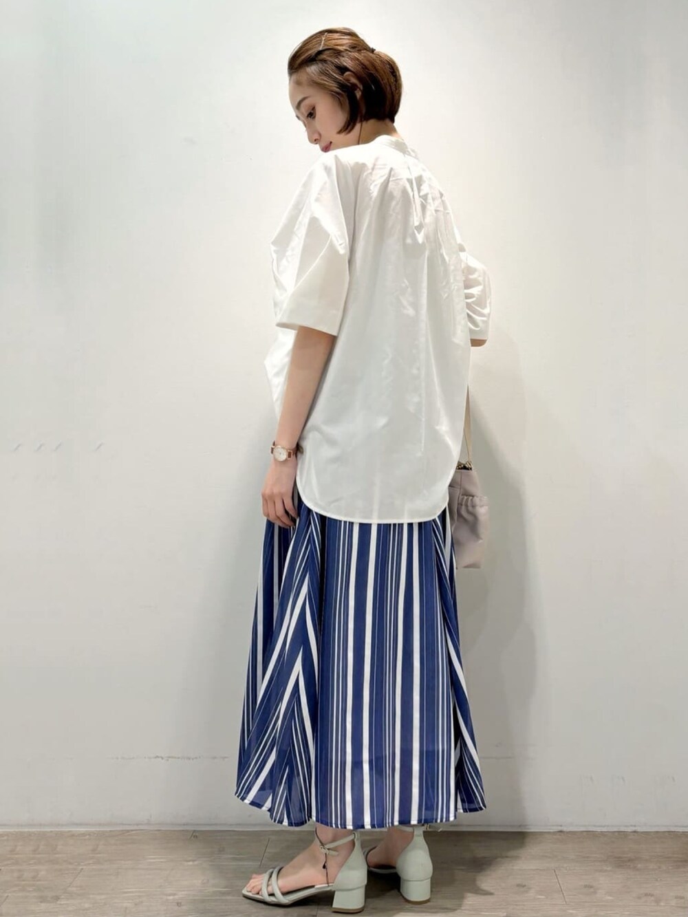 ホワイト系のシャツ/ブラウス、ブルー系のスカート、グリーン系のサンダルを着用したレディースの夏コーディネートの4枚目の写真