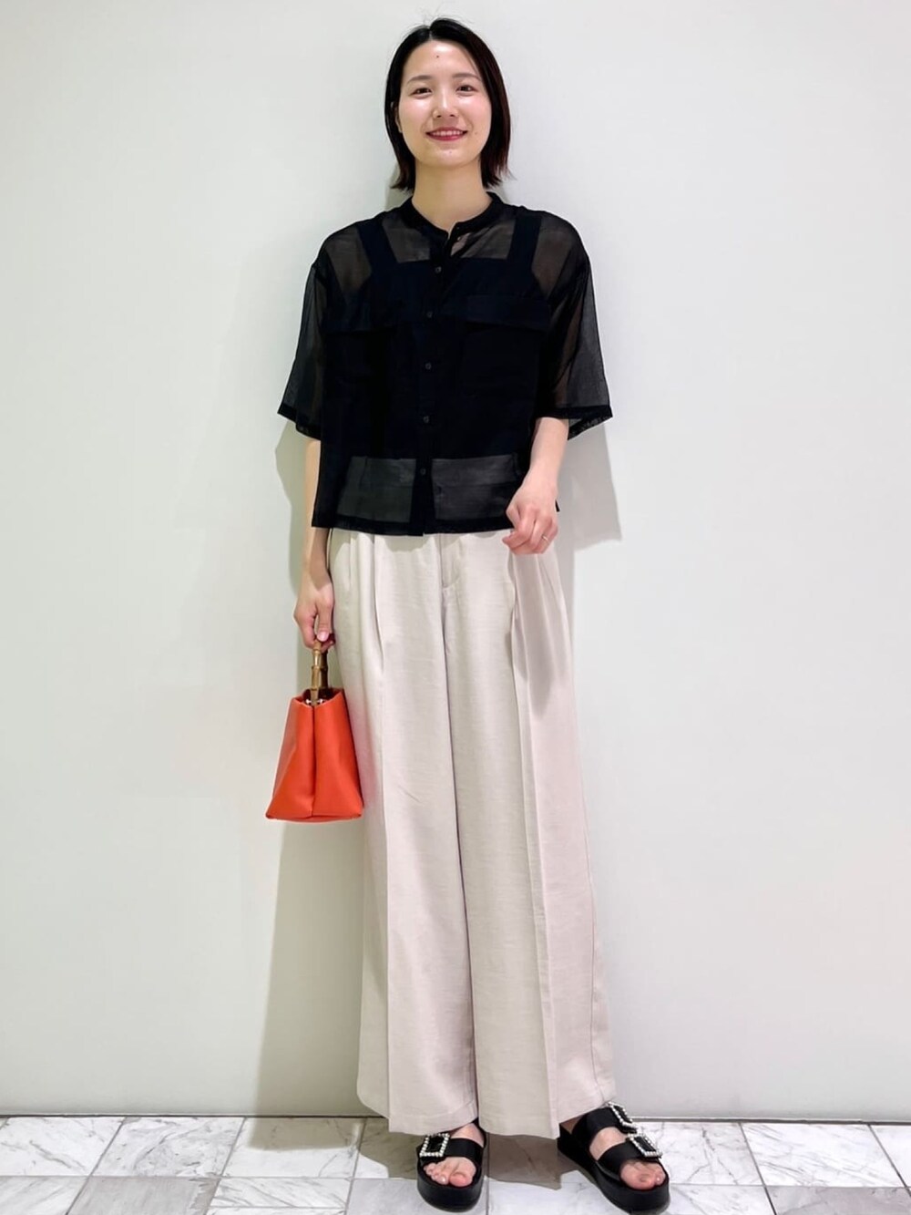 ブラック系のシャツ/ブラウス、ブラック系のタンクトップ、ブラック系のサンダルを着用したレディースの春コーディネートの2枚目の写真