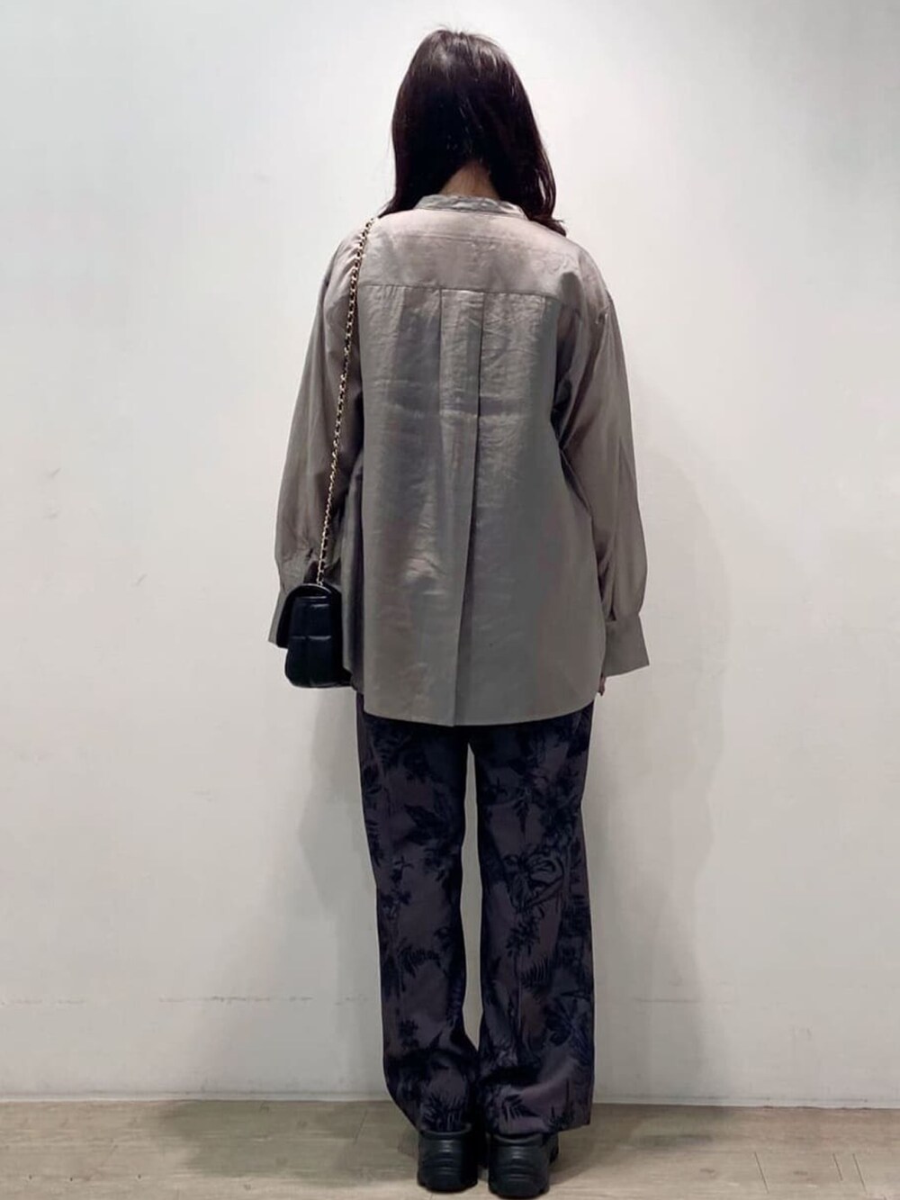 グレー系のシャツ/ブラウス、ブラック系のショルダーバッグ、グレー系のその他パンツを着用したレディースの春コーディネートの7枚目の写真