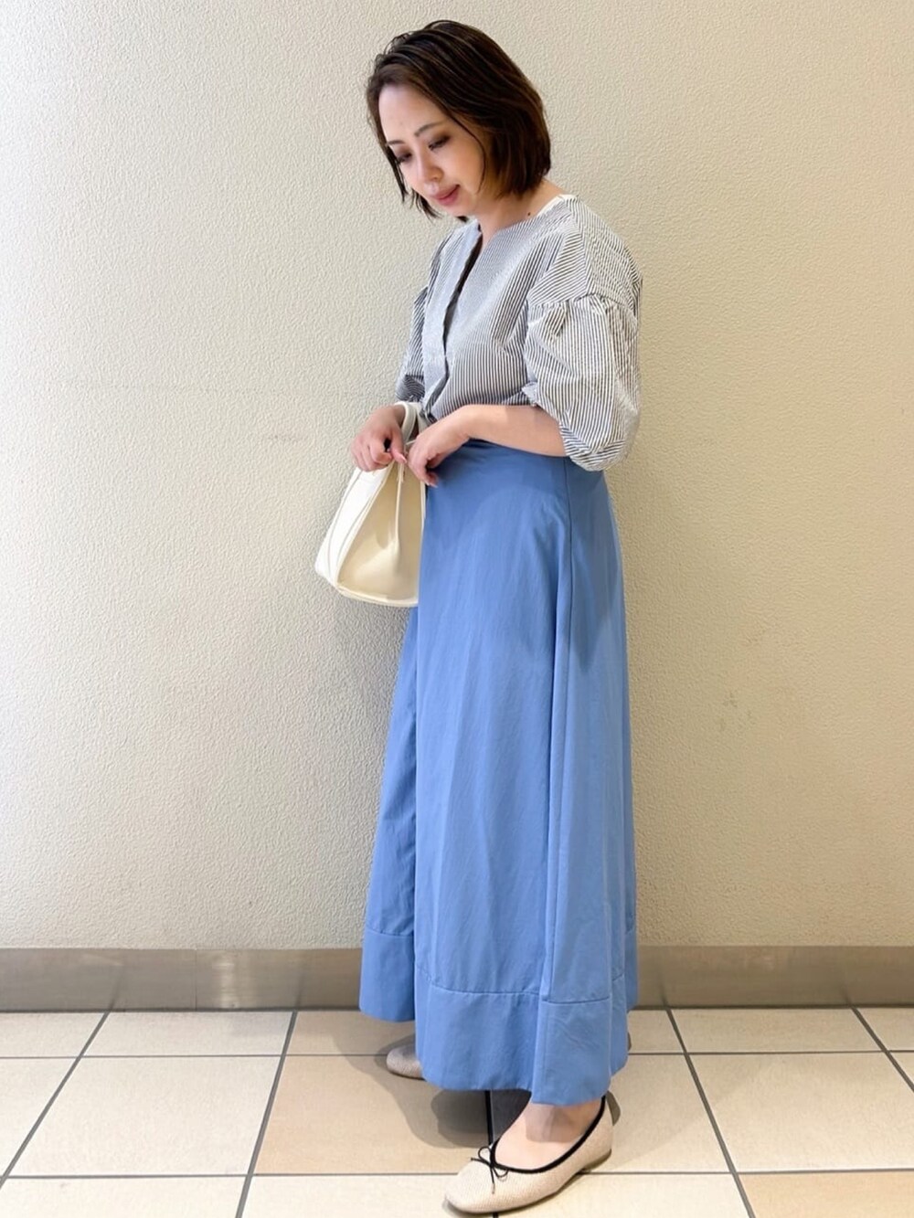 ホワイト系のシャツ/ブラウス、ベージュ系のその他シューズ、ホワイト系のトートバッグを着用したレディースの夏コーディネートの2枚目の写真