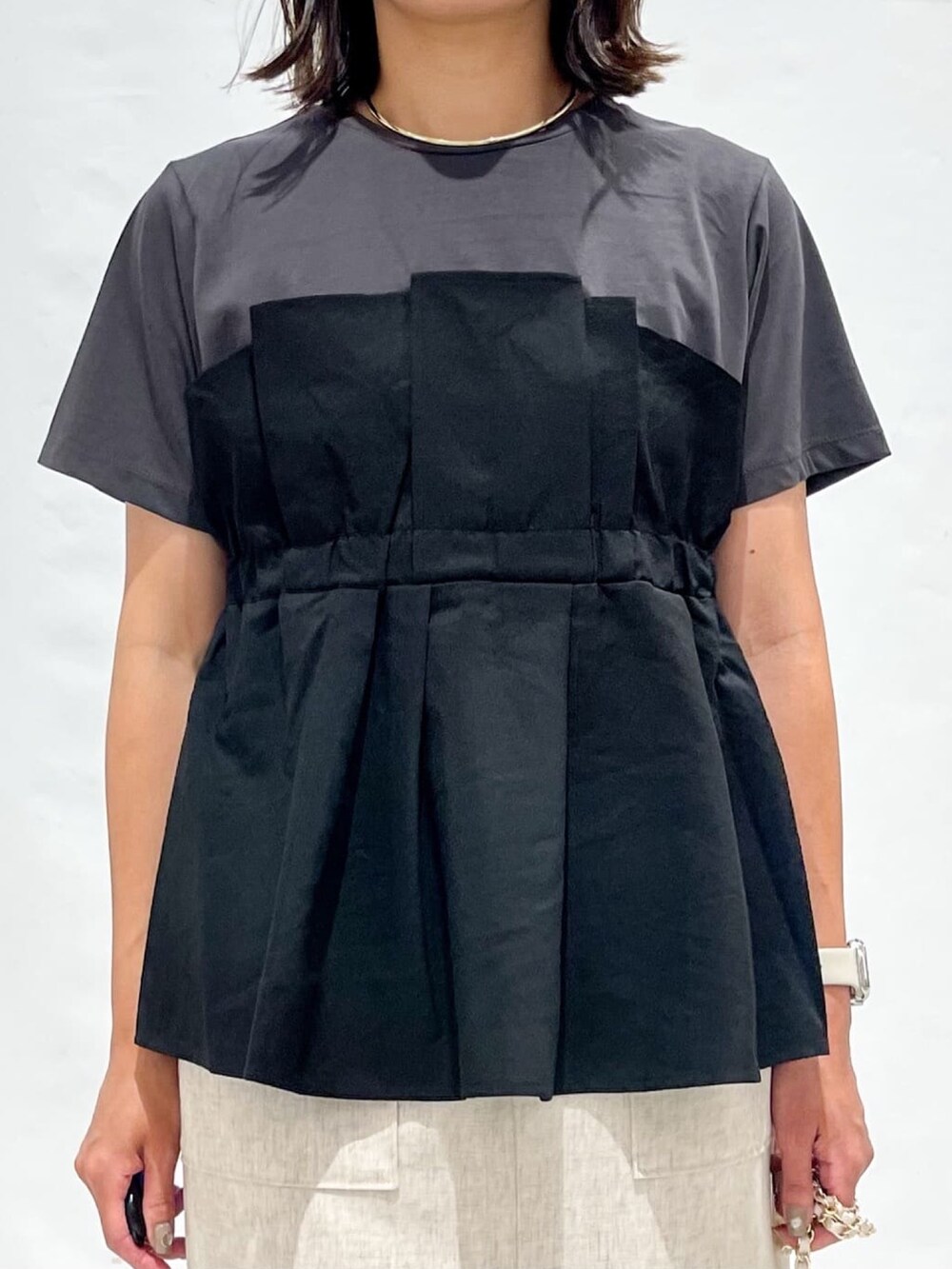 ブラック系のTシャツ/カットソー、ベージュ系のスカート、ホワイト系のショルダーバッグを着用したレディースの夏コーディネートの8枚目の写真