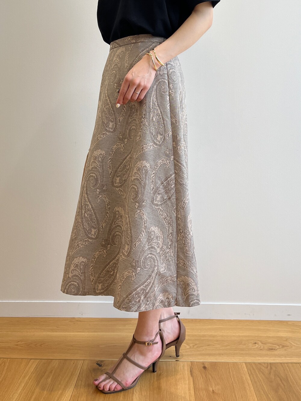 ブラウン系のサンダル、ベージュ系のスカート、イエロー系のトートバッグを着用したレディースの夏コーディネートの5枚目の写真