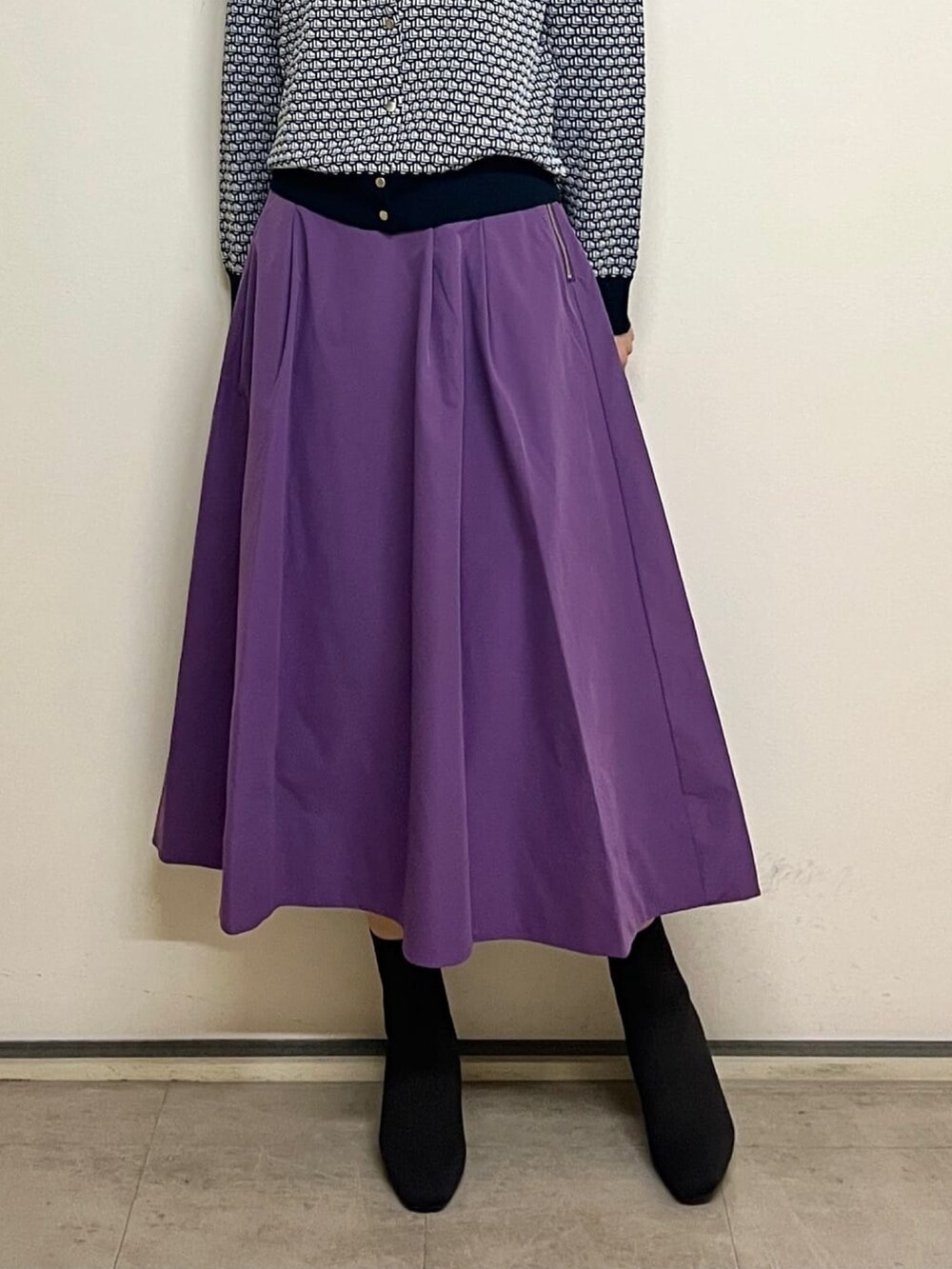 ホワイト系のカーディガン/ボレロ、パープル系のスカート、ブラック系のブーツを着用したレディースの夏コーディネートの7枚目の写真