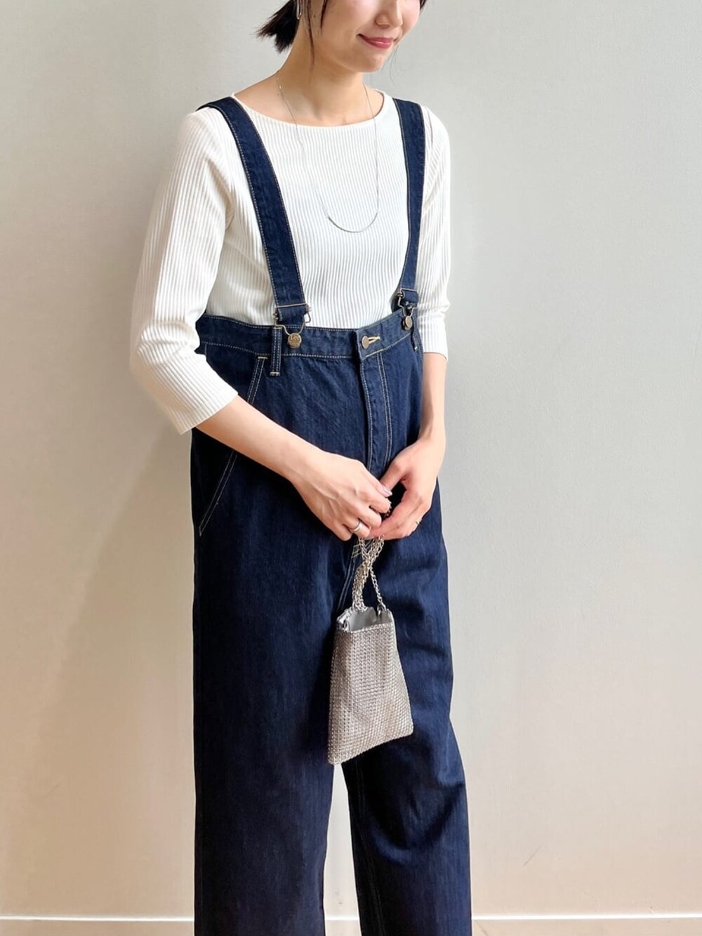 ホワイト系のTシャツ/カットソー、ブルー系のサロペット/オーバーオール、シルバー系のショルダーバッグを着用したレディースの夏コーディネートの5枚目の写真