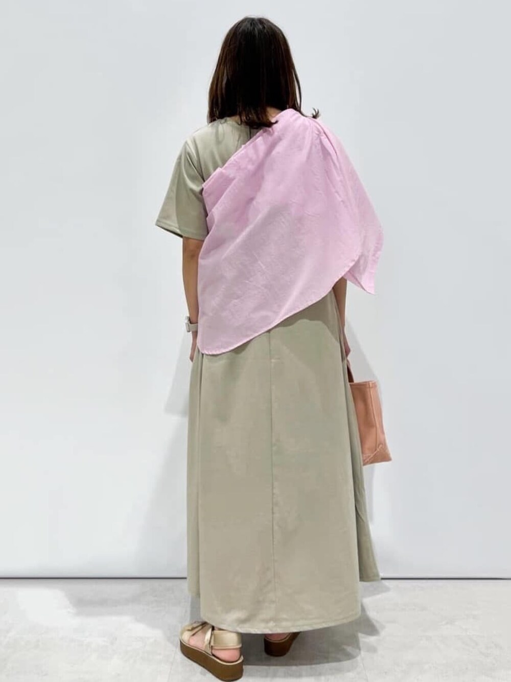 ベージュ系のワンピース、ピンク系のシャツ/ブラウス、ピンク系のトートバッグを着用したレディースの夏コーディネートの3枚目の写真