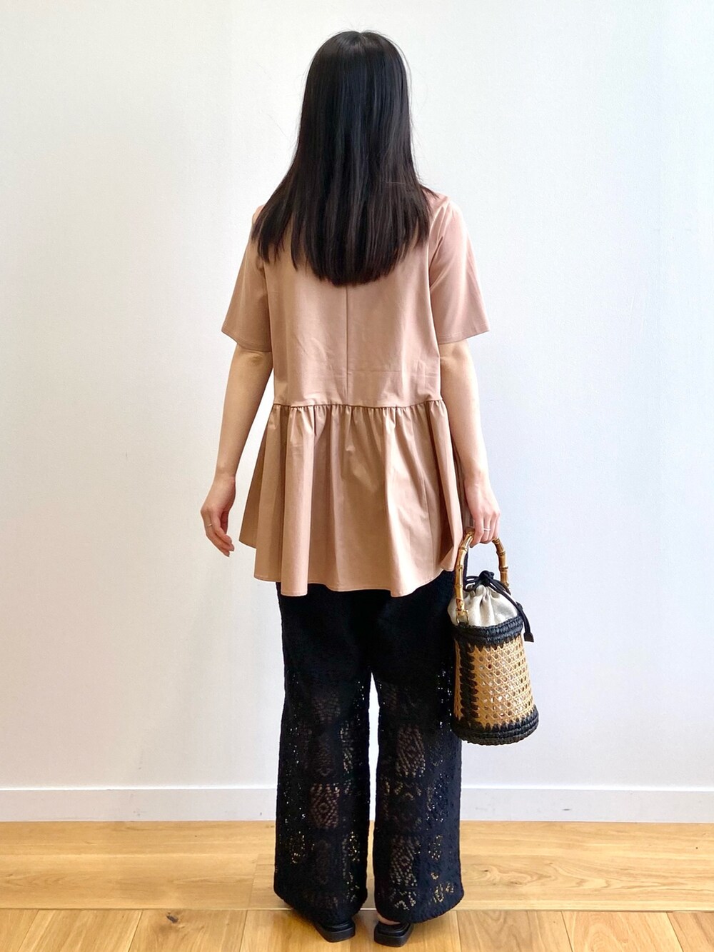 ブラウン系のTシャツ/カットソー、ブラック系のその他パンツ、ブラック系のトートバッグを着用したレディースの春コーディネートの3枚目の写真