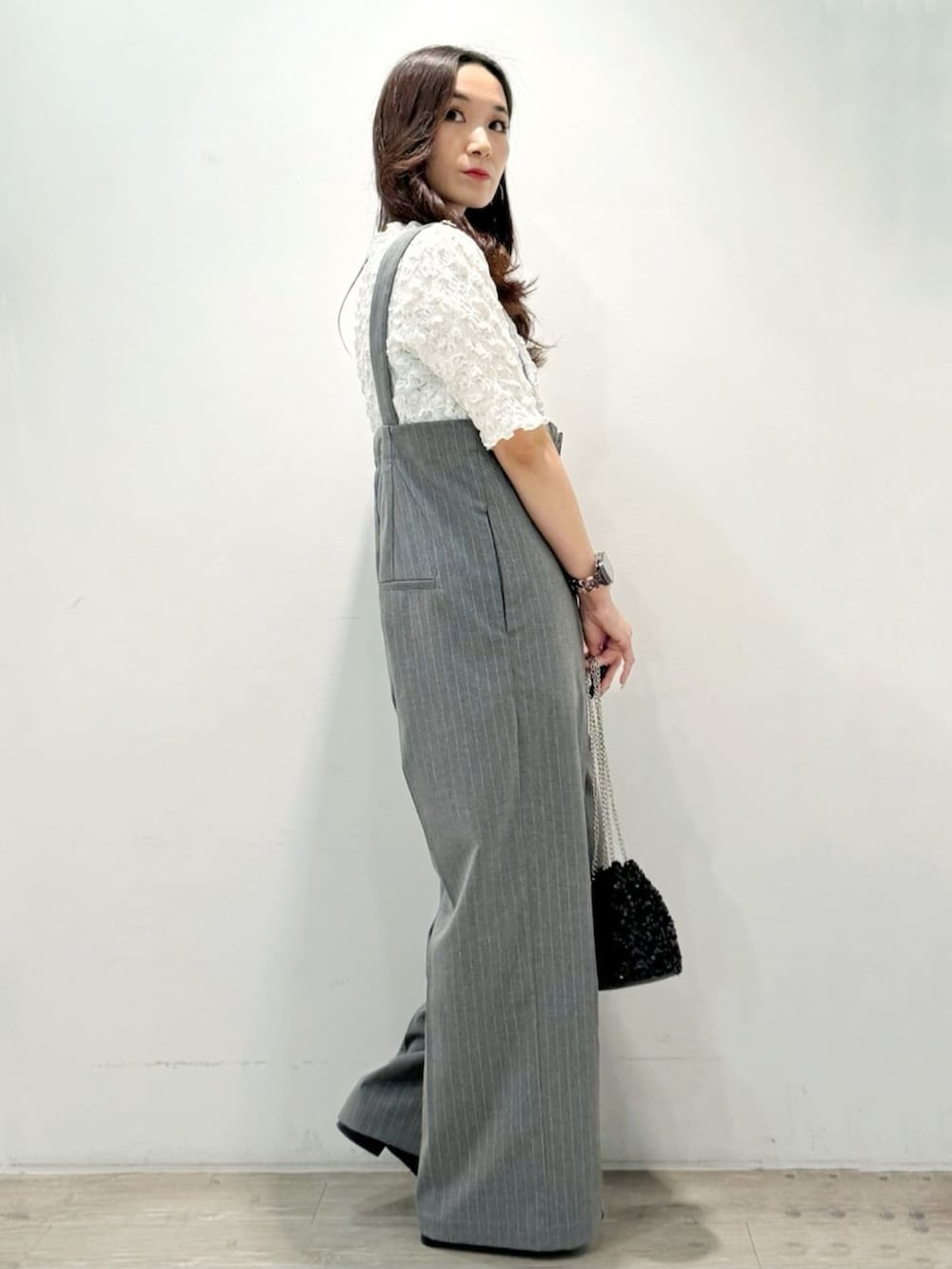 ホワイト系のTシャツ/カットソー、グレー系のサロペット/オーバーオール、ブラック系のショルダーバッグを着用したレディースの夏コーディネートの5枚目の写真
