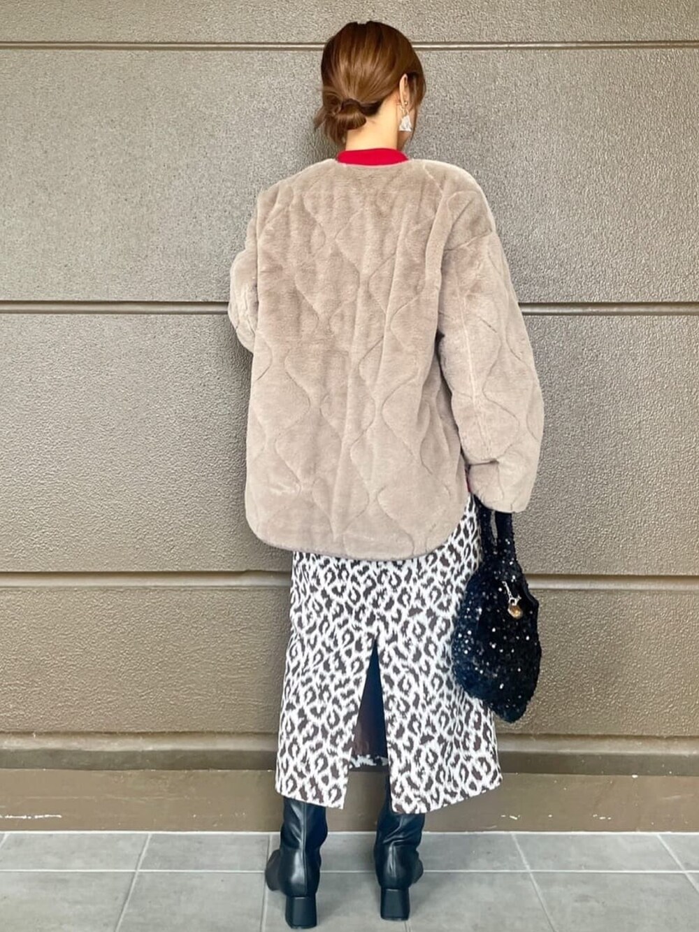 「ニット、リバーシブル、コート、冬コーデ、アウター、秋コーデ、レオパード、柄スカート、休日スタイル、ootd、OPAQUE.CLIP、オペークドットクリップ」|「OPAQUE.CLIPの《リバーシブル》キルティング×フェイクファージャケット【洗濯機洗い可】(ノーカラーコート、ブラウン系)」を使った、OPAQUE.CLIPスタッフさん(レディース・162cm)の秋コーディネートの3枚目の写真