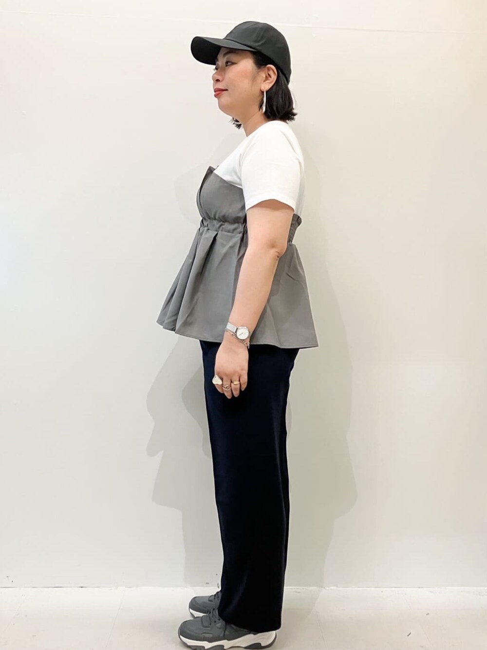 グレー系のTシャツ/カットソー、ブルー系のその他パンツ、ブラック系のトートバッグを着用したレディースの夏コーディネートの5枚目の写真