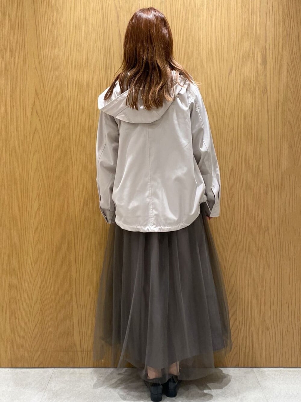 ベージュ系のブルゾン、グレー系のワンピースを着用したレディースの冬コーディネートの3枚目の写真