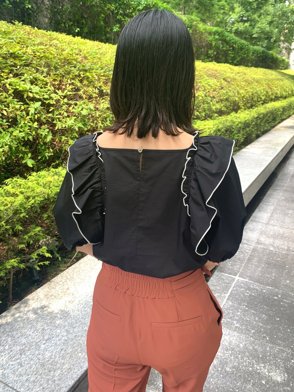 ブラック系のシャツ/ブラウス、レッド系のその他パンツ、ブラック系のサンダルを着用したレディースの夏コーディネートの3枚目の写真