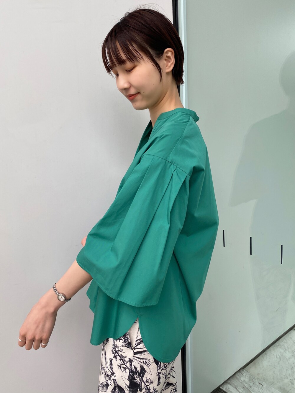 グリーン系のシャツ/ブラウス、ベージュ系のその他パンツ、ホワイト系のサンダルを着用したレディースの春コーディネートの2枚目の写真