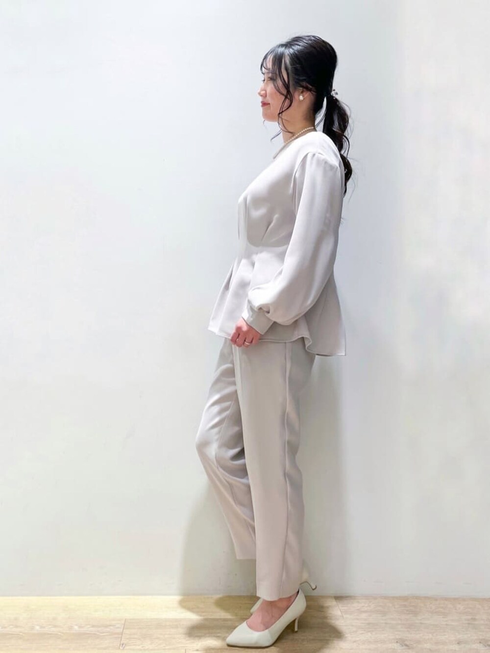 グレー系のシャツ/ブラウス、グレー系のその他パンツ、ホワイト系のパンプスを着用したレディースの春コーディネートの2枚目の写真