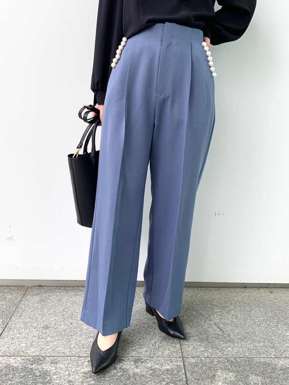 ブラック系のシャツ/ブラウス、ブルー系のその他パンツ、ブラック系のパンプスを着用したレディースの秋コーディネートの2枚目の写真