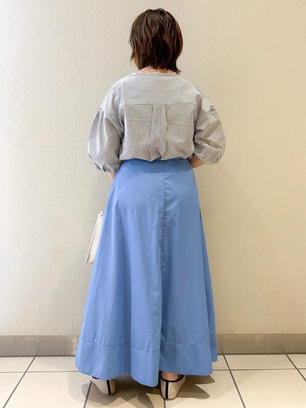 ホワイト系のシャツ/ブラウス、ベージュ系のその他シューズ、ホワイト系のトートバッグを着用したレディースの夏コーディネートの4枚目の写真