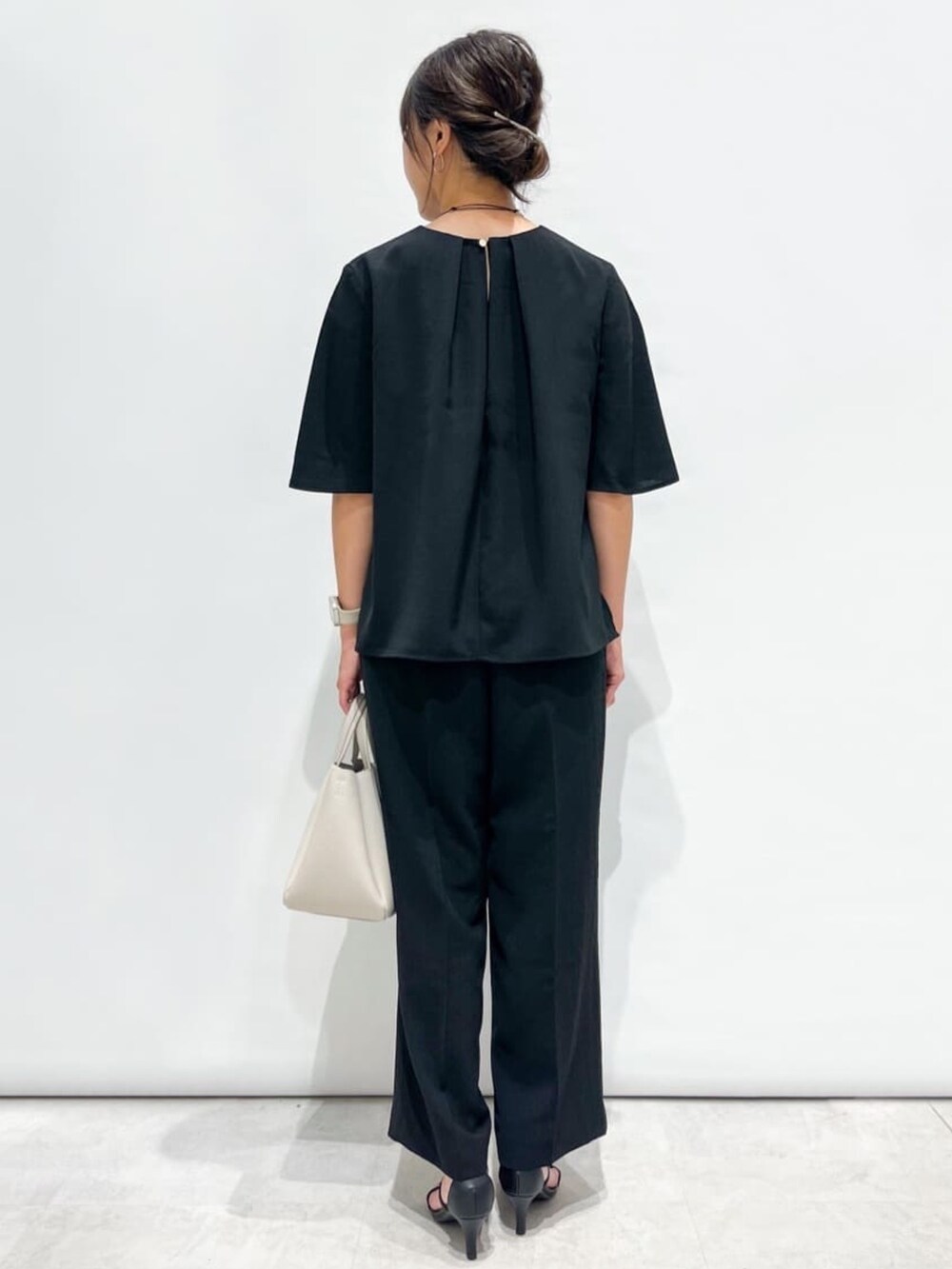 ブラック系のシャツ/ブラウス、ブラック系のサンダル、ブラック系のその他パンツを着用したレディースの夏コーディネートの4枚目の写真