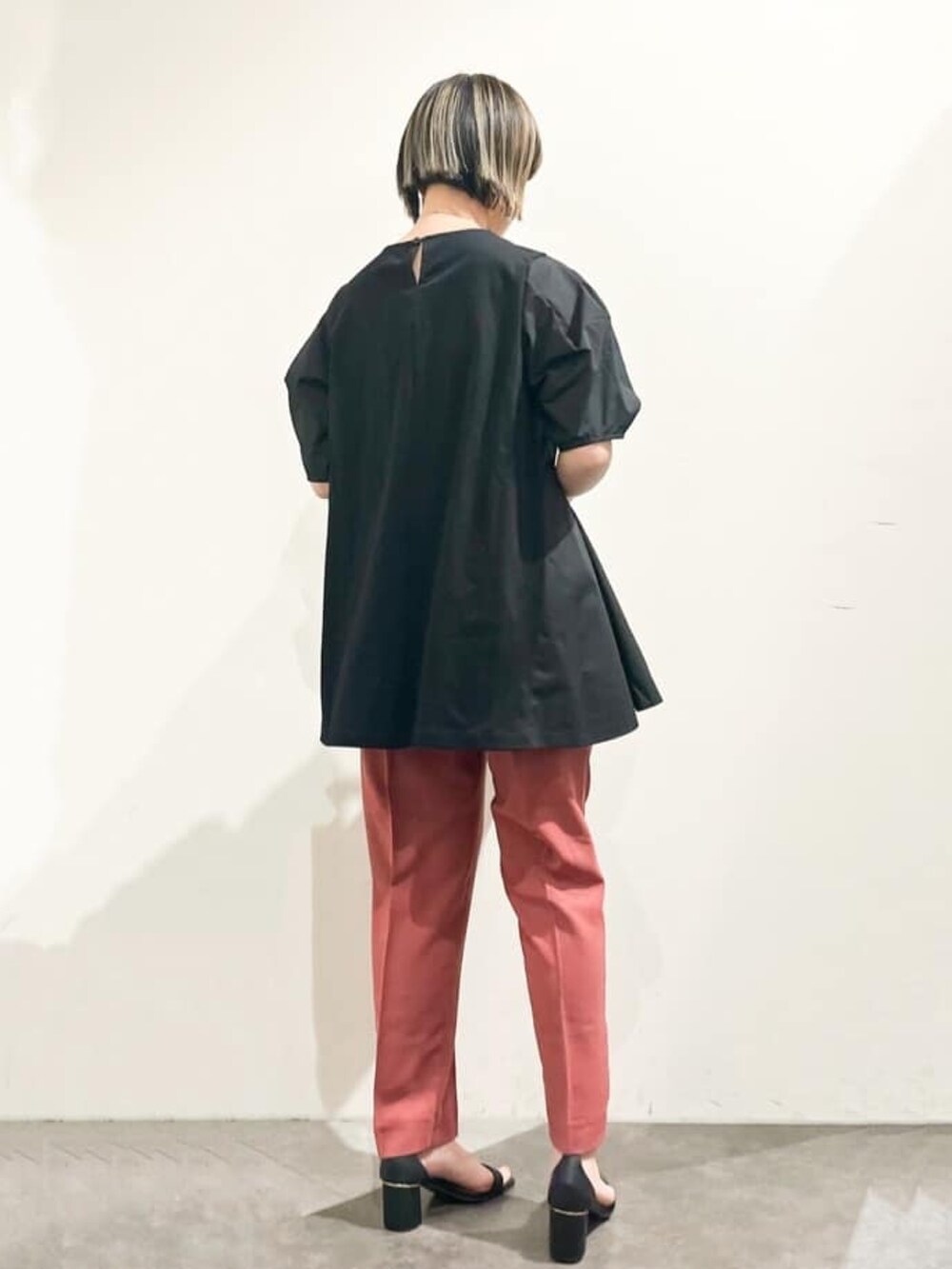 ブラック系のTシャツ/カットソー、レッド系のその他パンツ、シルバー系のトートバッグを着用したレディースの夏コーディネートの2枚目の写真