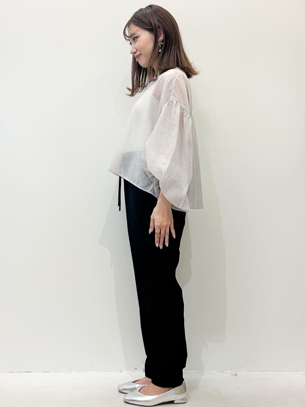 グレー系のシャツ/ブラウス、ブラック系のその他パンツ、シルバー系のトートバッグを着用したレディースの夏コーディネートの2枚目の写真