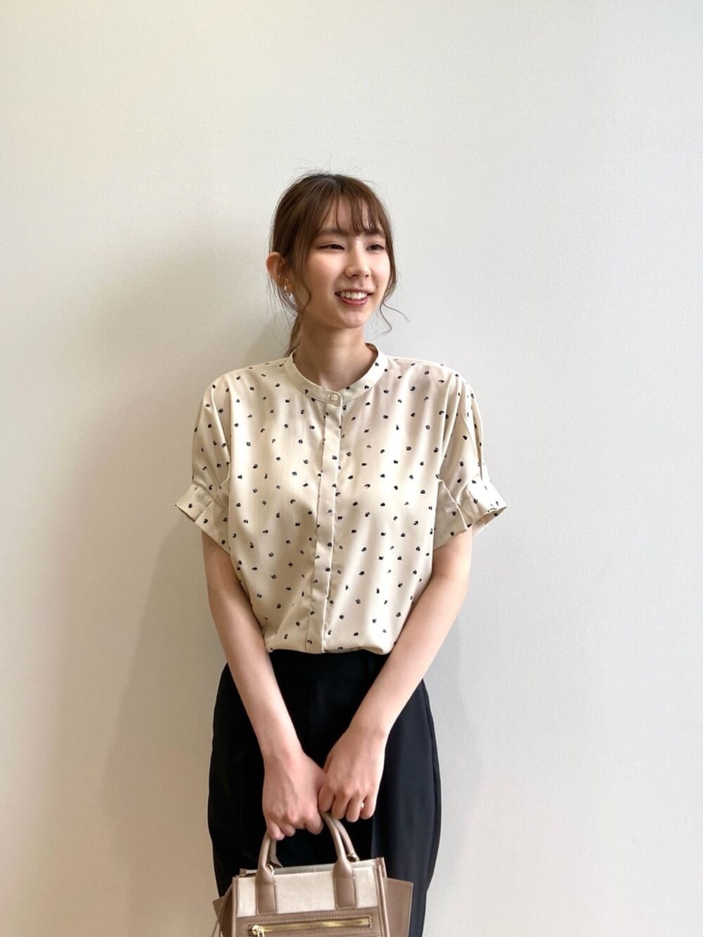 ベージュ系のシャツ/ブラウス、ブラック系のその他パンツ、ベージュ系のハンドバッグを着用したレディースの夏コーディネートの6枚目の写真