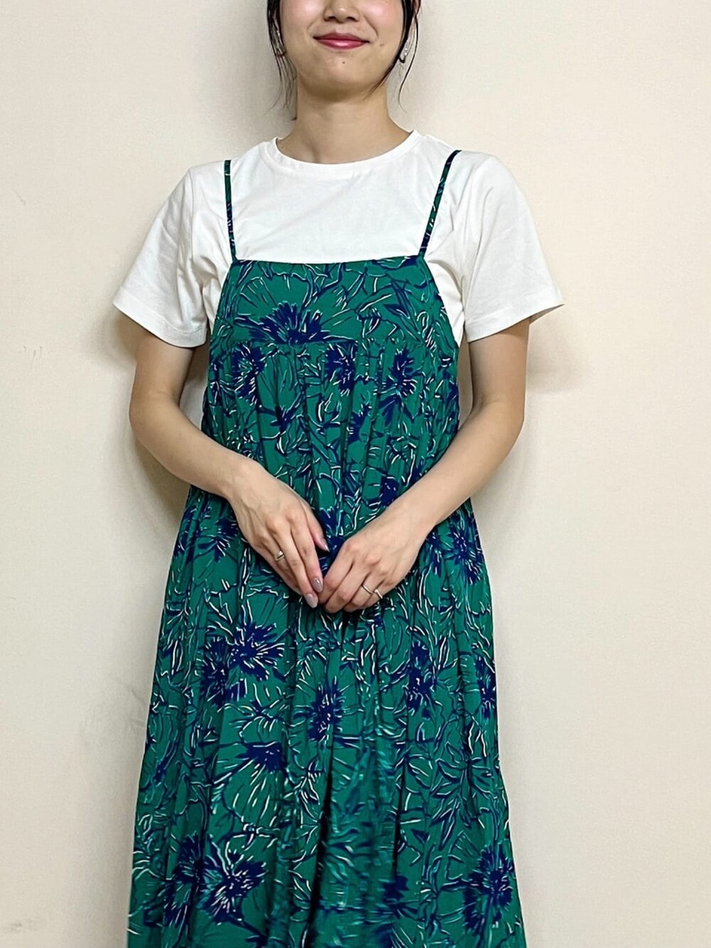 グリーン系のワンピース、ホワイト系のTシャツ/カットソー、ブラック系のサンダルを着用したレディースの夏コーディネートの4枚目の写真