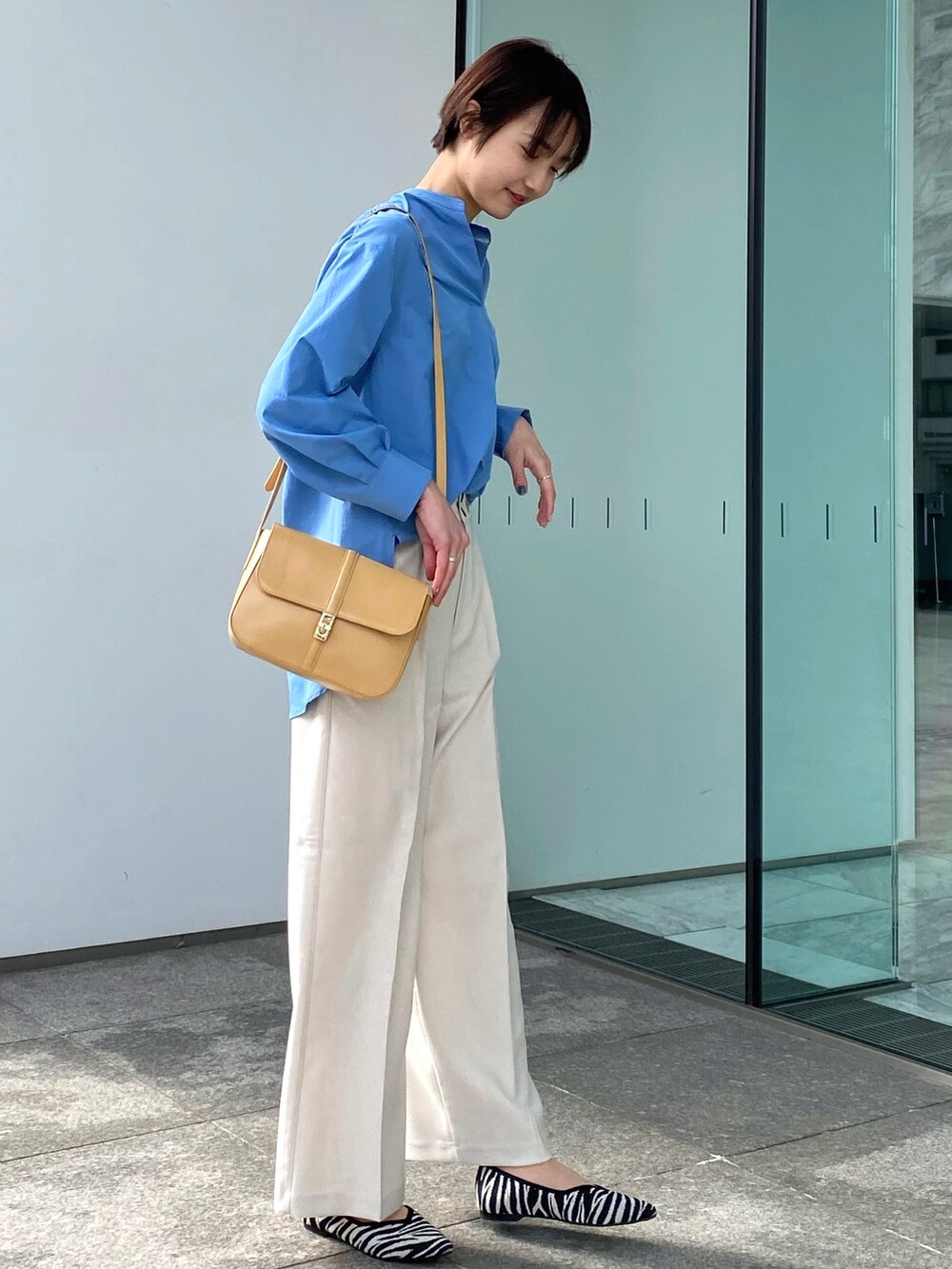 ブルー系のシャツ/ブラウス、イエロー系のショルダーバッグ、グレー系のその他パンツを着用したレディースの冬コーディネートの2枚目の写真