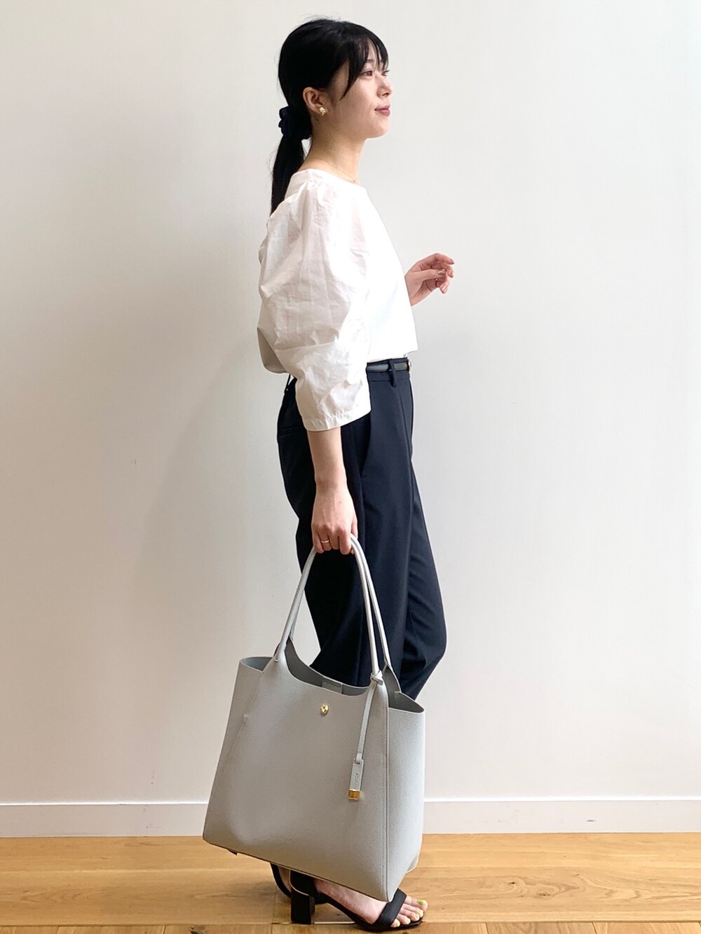 ホワイト系のTシャツ/カットソーを着用したレディースの春コーディネートの3枚目の写真