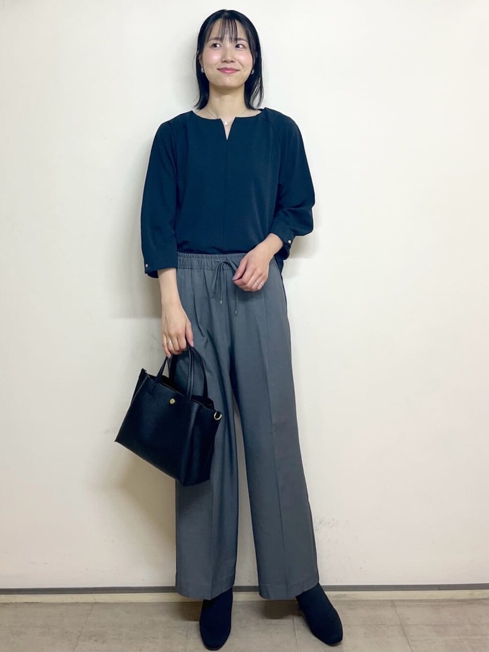 ブルー系のTシャツ/カットソー、グレー系のその他パンツ、ブラック系のトートバッグを着用したレディースの秋コーディネートの7枚目の写真