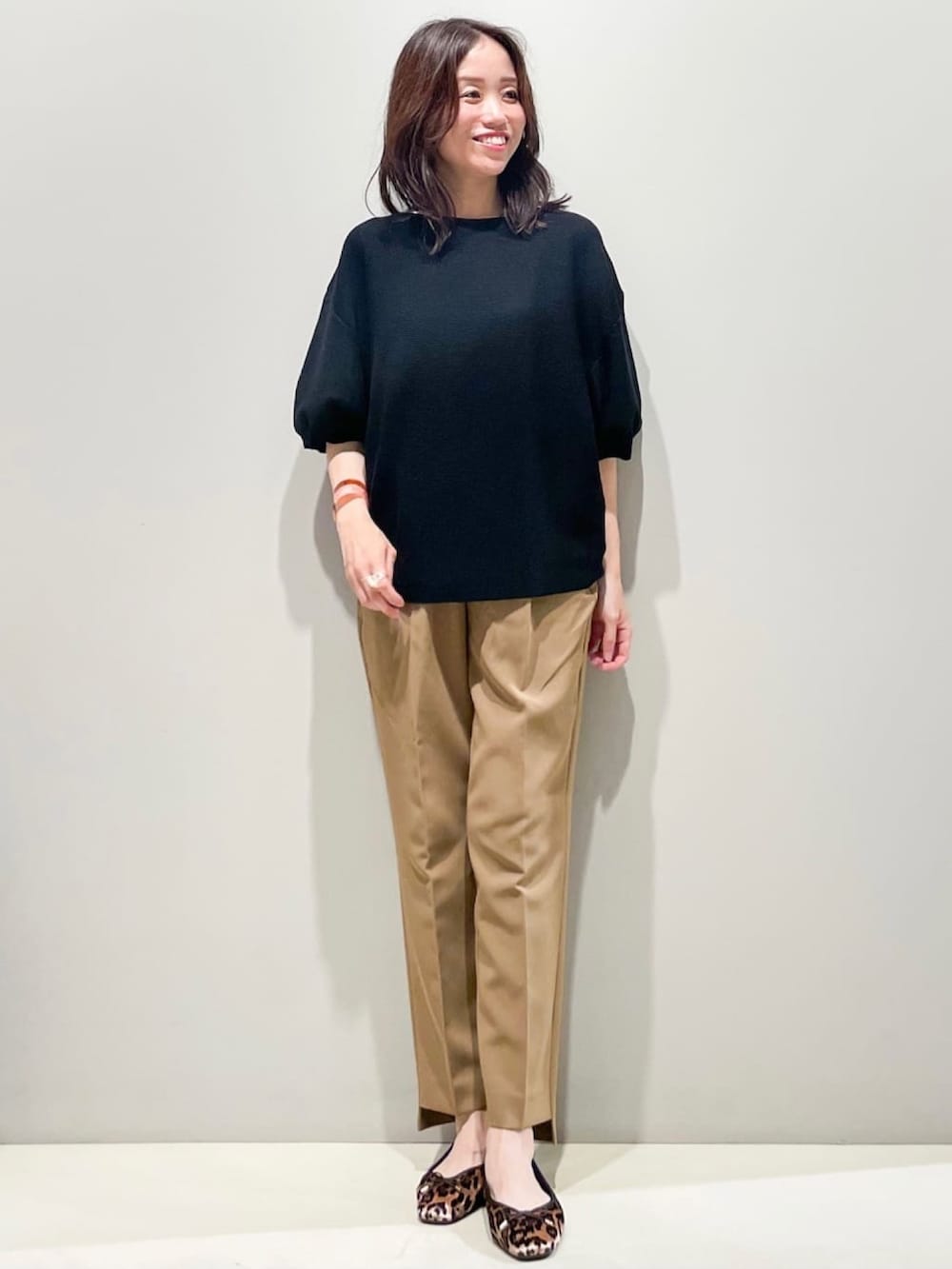 ブラウン系のパンプス、ブラウン系のその他パンツ、ブラウン系のベストを着用したレディースの秋コーディネートの4枚目の写真