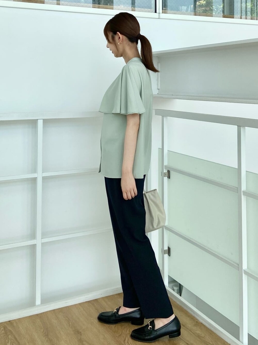 グリーン系のシャツ/ブラウス、ブラック系のその他パンツ、ベージュ系のトートバッグを着用したレディースの夏コーディネートの2枚目の写真