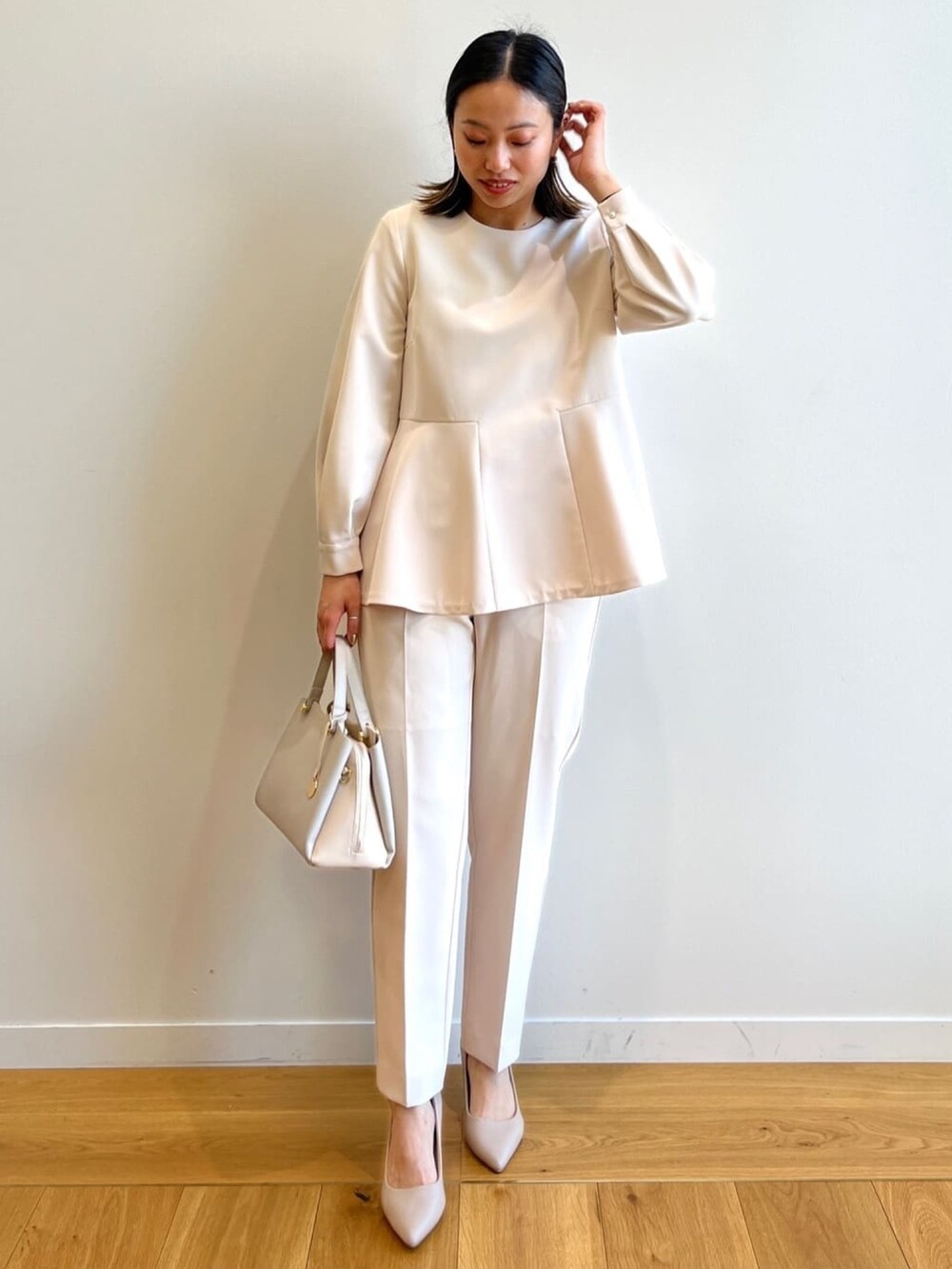 ベージュ系のトレンチコート、ベージュ系のその他パンツ、ベージュ系のシャツ/ブラウスを着用したレディースの冬コーディネートの4枚目の写真