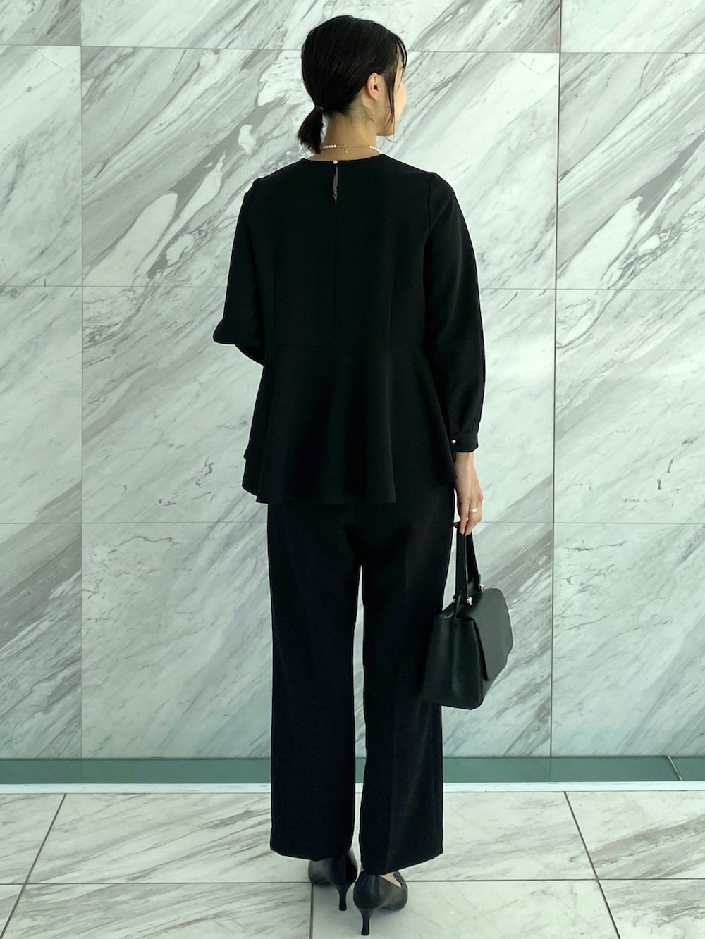 ブラック系のシャツ/ブラウス、ブラック系のその他パンツ、ブラック系のパンプスを着用したレディースの冬コーディネートの3枚目の写真