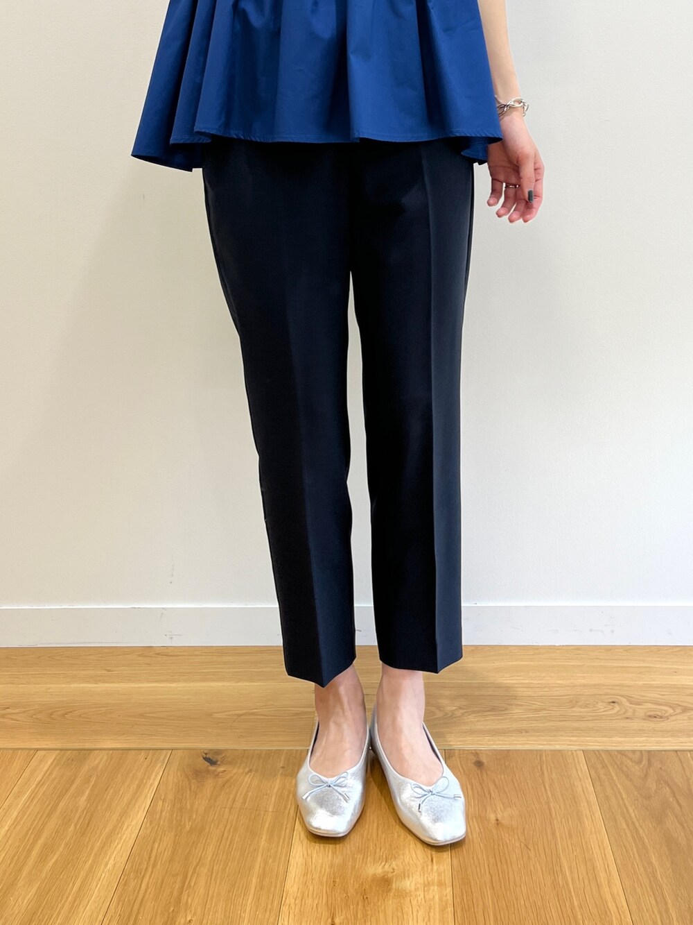 ブルー系のTシャツ/カットソー、ブルー系のその他パンツ、シルバー系のその他シューズを着用したレディースの春コーディネートの5枚目の写真