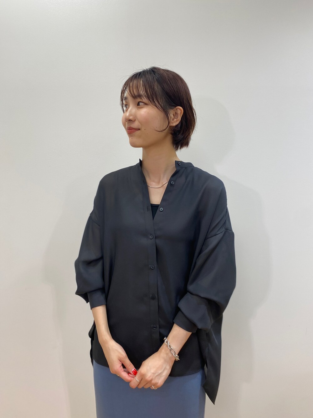 その他のシャツ/ブラウス、ブルー系のスカート、ホワイト系のパンプスを着用したレディースの夏コーディネートの3枚目の写真
