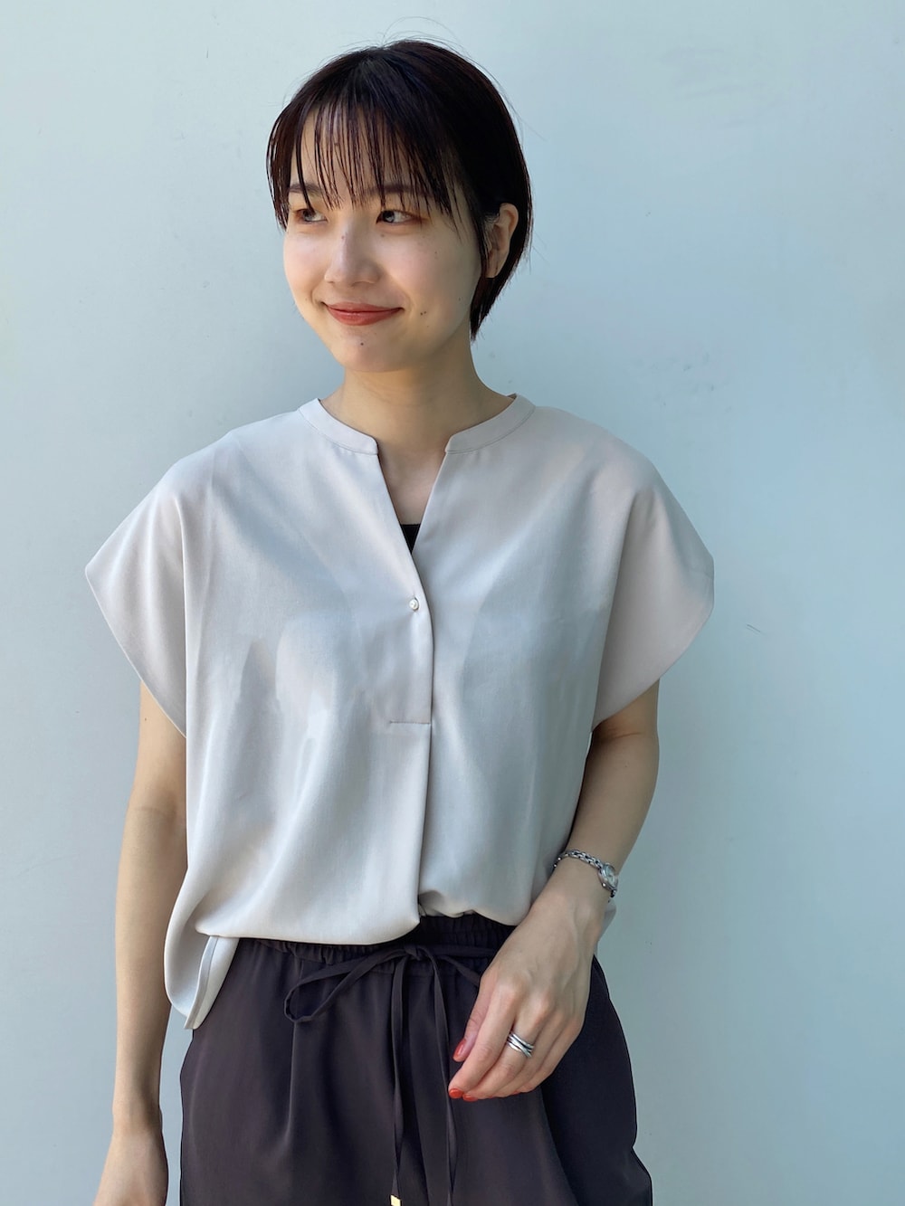 ベージュ系のシャツ/ブラウス、ブラウン系のその他パンツ、ベージュ系のサンダルを着用したレディースの夏コーディネートの3枚目の写真