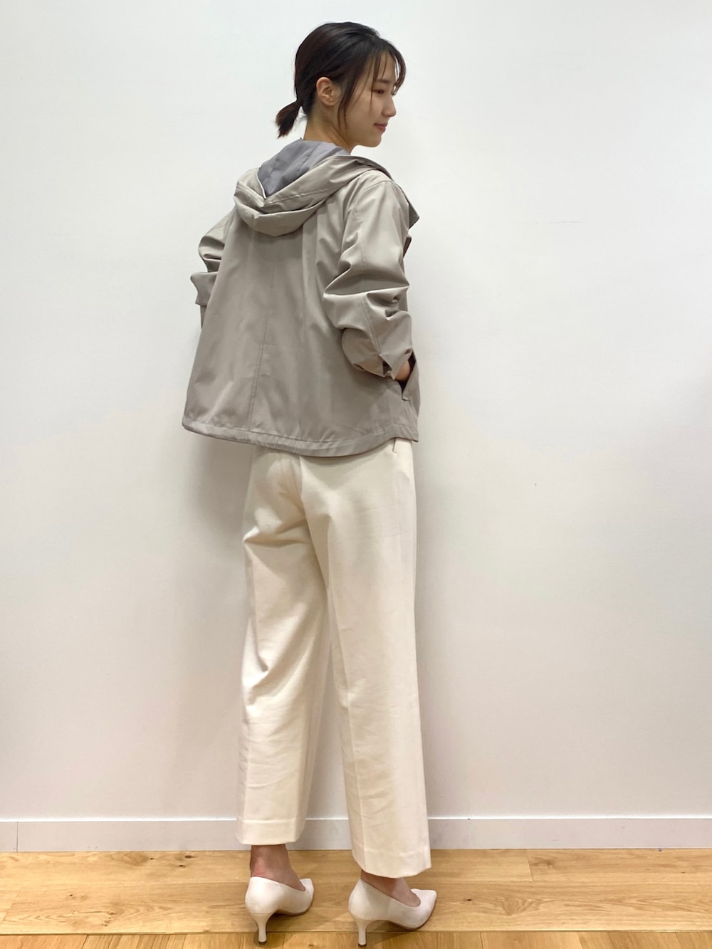 ベージュ系のブルゾン、ホワイト系のニット/セーター、ホワイト系のその他パンツを着用したレディースの秋コーディネートの3枚目の写真