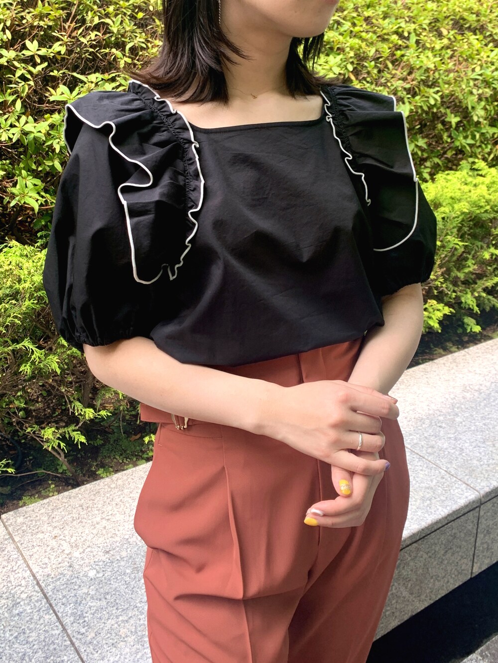 ブラック系のシャツ/ブラウス、レッド系のその他パンツ、ブラック系のサンダルを着用したレディースの夏コーディネートの2枚目の写真