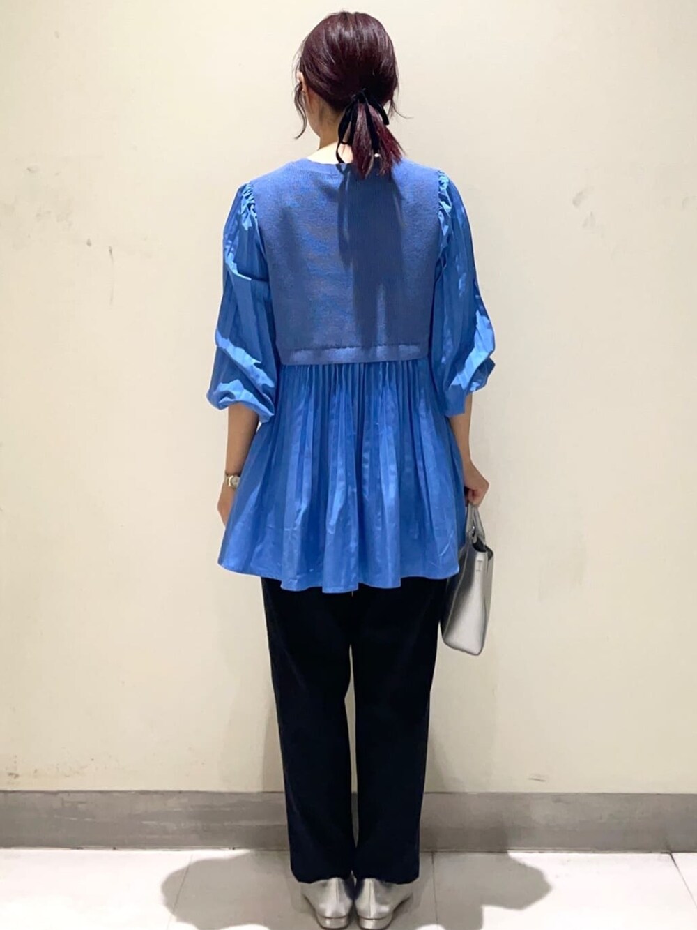 ブルー系のカーディガン/ボレロ、ブラック系のその他パンツ、シルバー系のパンプスを着用したレディースの春コーディネートの3枚目の写真