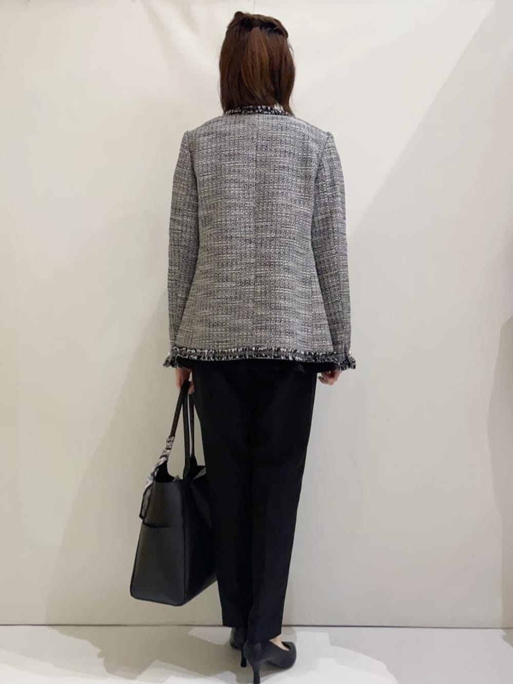 ブラック系のノーカラージャケット、ブラック系のその他パンツ、ブラック系のTシャツ/カットソーを着用したレディースの冬コーディネートの3枚目の写真
