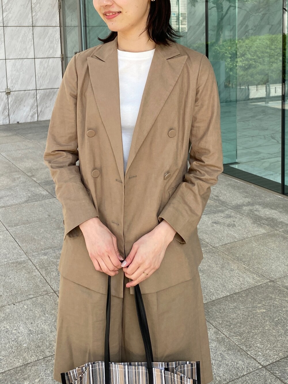 ブラウン系のその他パンツ、ホワイト系のTシャツ/カットソー、ブラウン系のテーラードジャケットを着用したレディースの春コーディネートの4枚目の写真