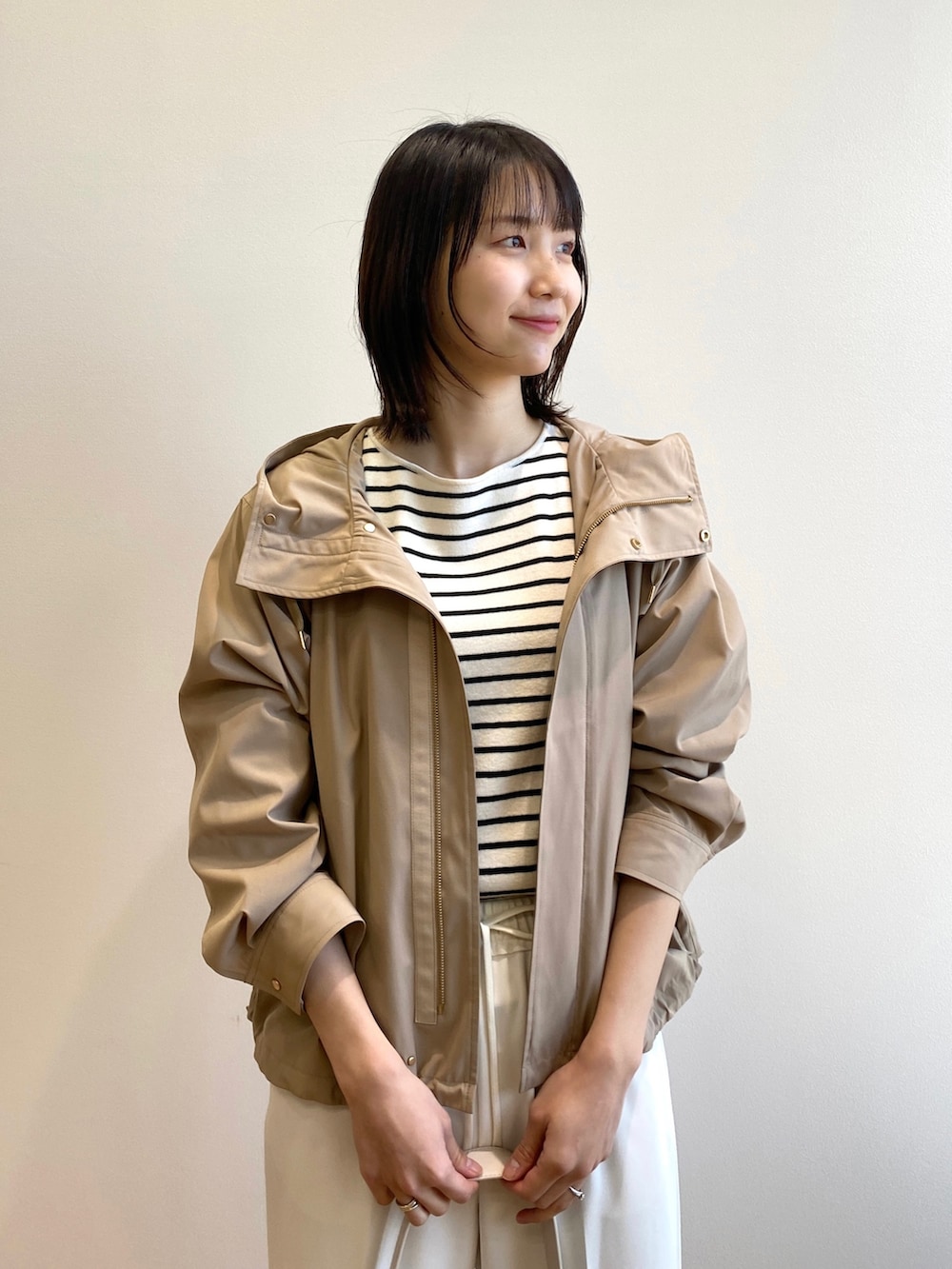 ホワイト系のその他パンツ、ホワイト系のその他シューズ、ブラック系のショルダーバッグを着用したレディースの春コーディネートの3枚目の写真