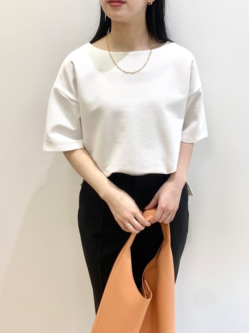 ホワイト系のTシャツ/カットソー、ブラック系のその他パンツ、オレンジ系のショルダーバッグを着用したレディースの夏コーディネートの4枚目の写真