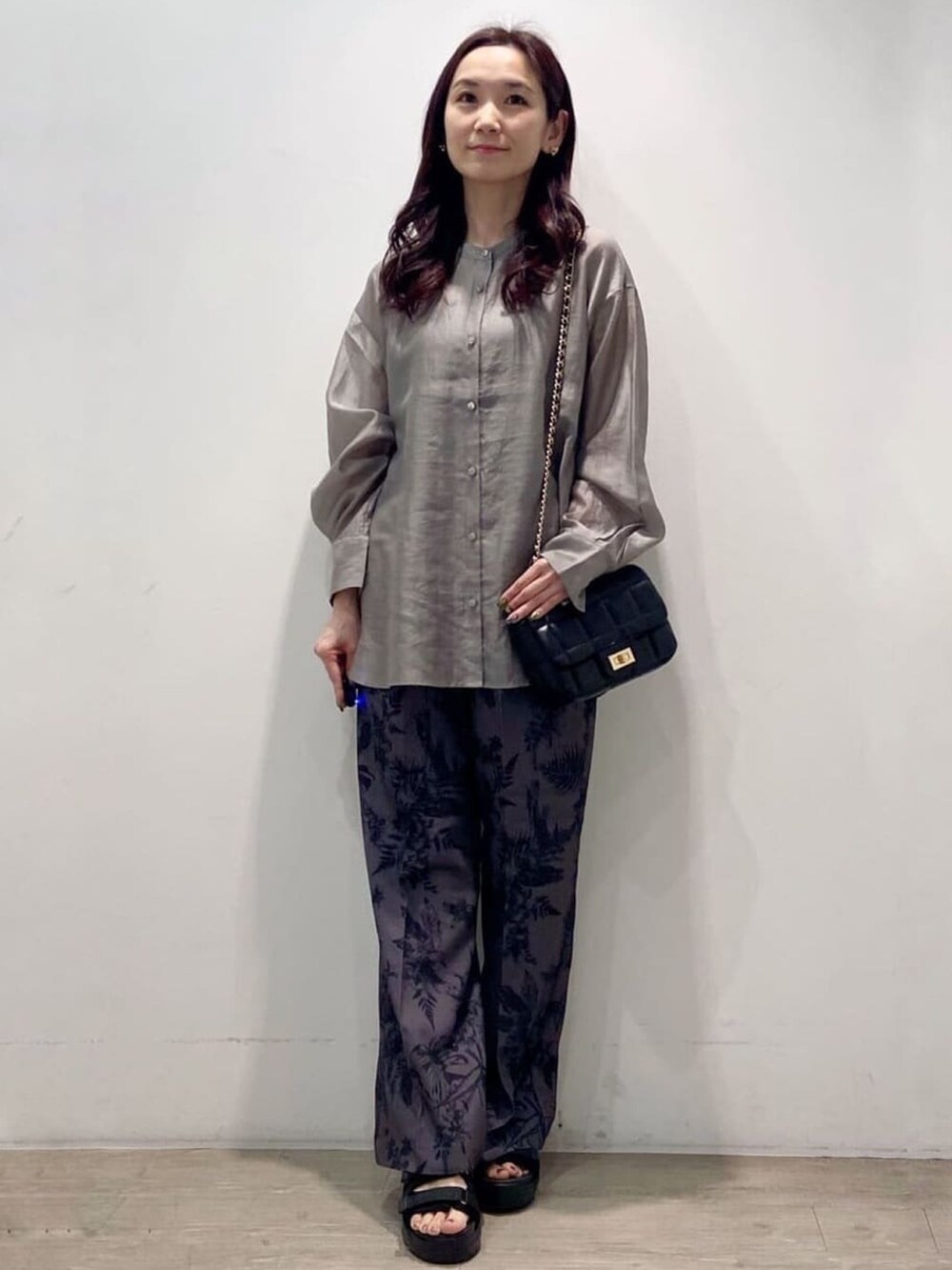 グレー系のシャツ/ブラウス、ブラック系のショルダーバッグ、グレー系のその他パンツを着用したレディースの春コーディネートの3枚目の写真