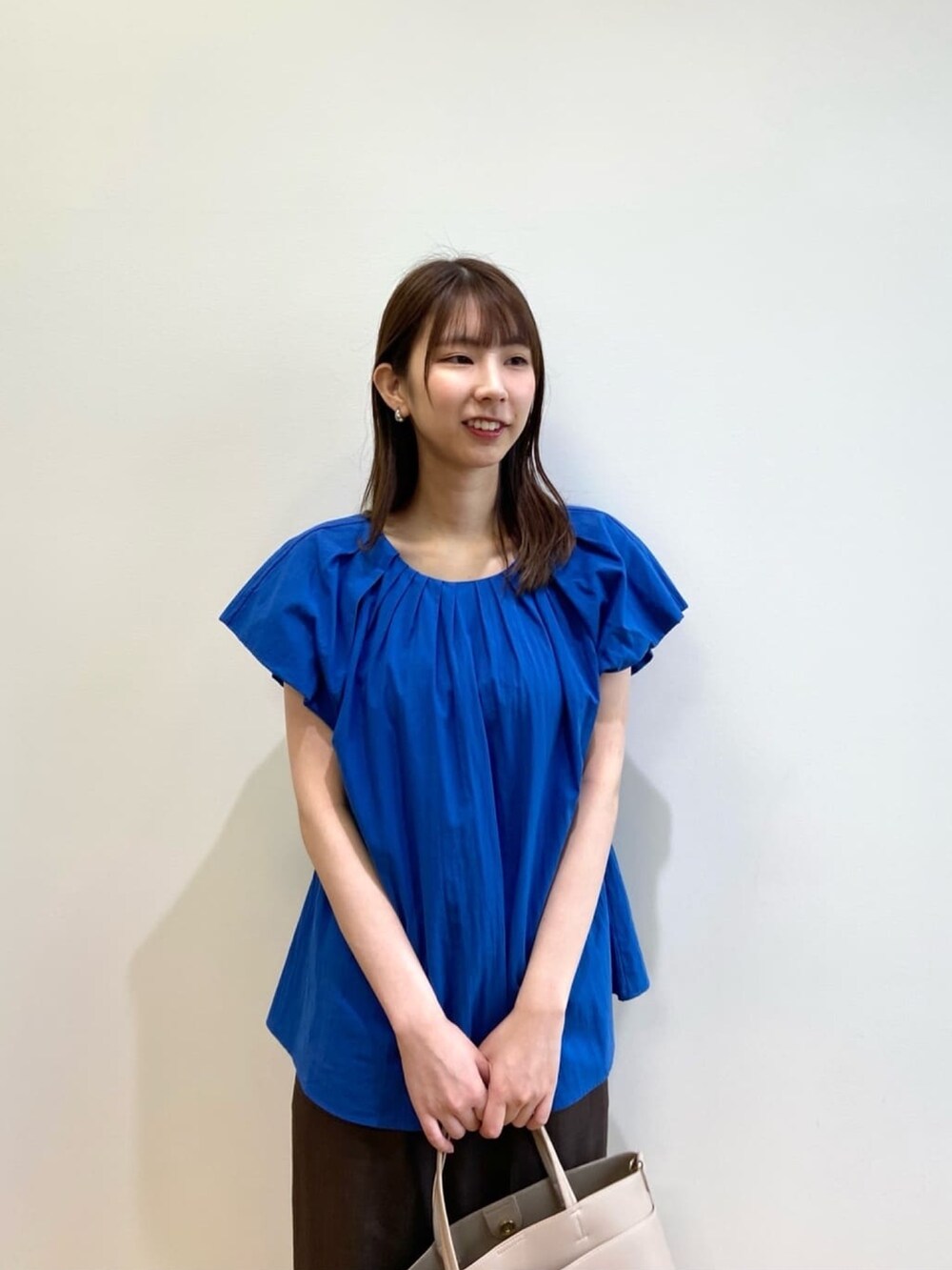 ブルー系のシャツ/ブラウス、ブラウン系のその他パンツ、ベージュ系のサンダルを着用したレディースの夏コーディネートの7枚目の写真