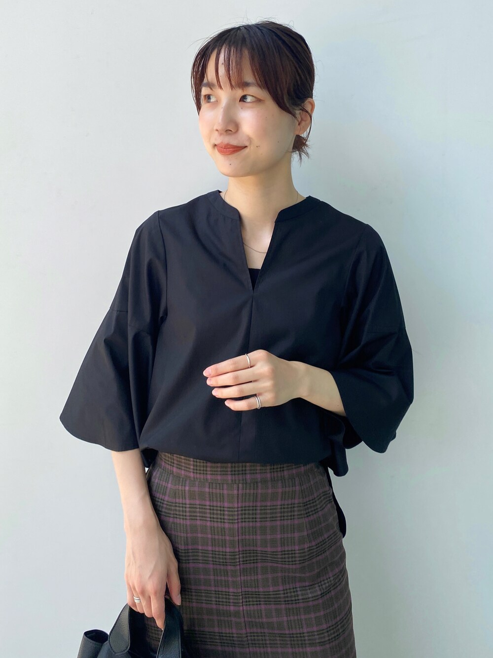 ブラック系のシャツ/ブラウス、ブラウン系のスカート、ベージュ系のパンプスを着用したレディースの夏コーディネートの4枚目の写真