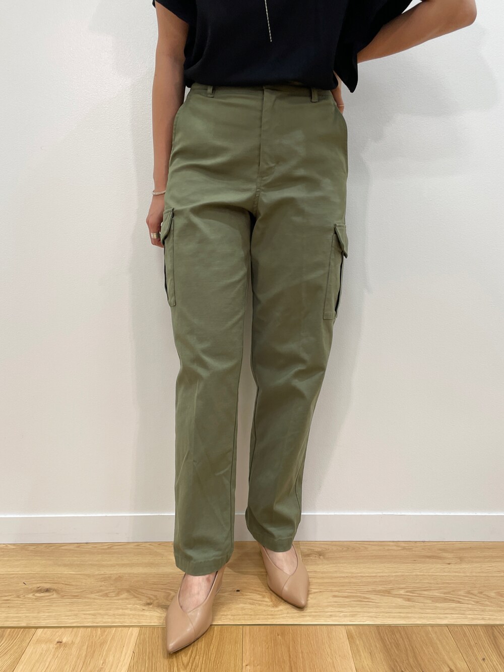 ブラック系のニット/セーター、グリーン系のその他パンツ、ベージュ系のパンプスを着用したレディースの夏コーディネートの5枚目の写真