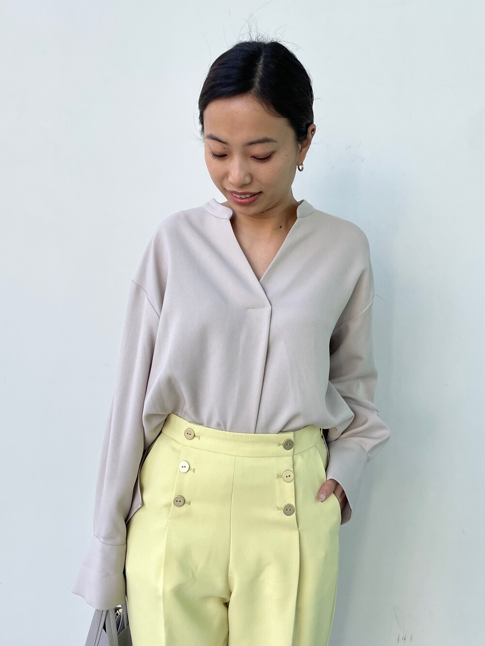 ベージュ系のシャツ/ブラウス、イエロー系のその他パンツ、グレー系のトートバッグを着用したレディースの冬コーディネートの3枚目の写真